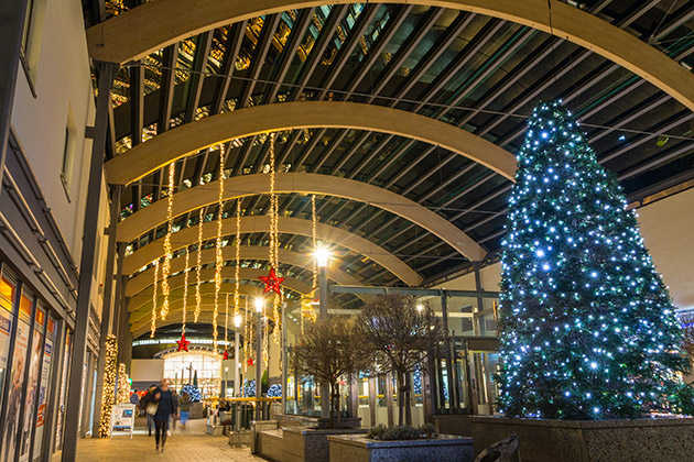 Portal zum weihnachtlich geschmückten Brücken-Center